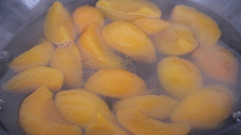 黄桃罐头,然后白糖化开，黄桃煮软就可以了