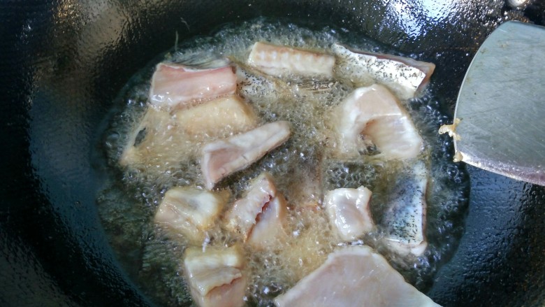 糖醋糍粑鱼,将鱼肉放入锅中油炸。
