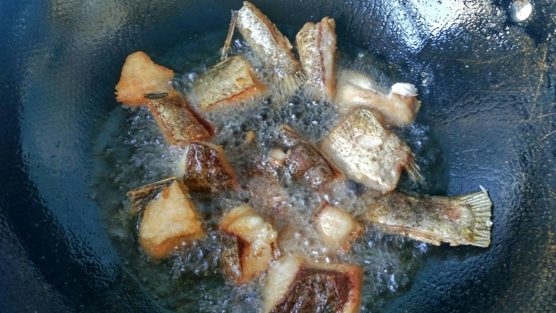 糖醋糍粑鱼,一面炸的焦黄的时候翻面。