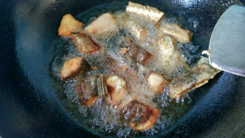 糖醋糍粑鱼,两面炸焦黄。