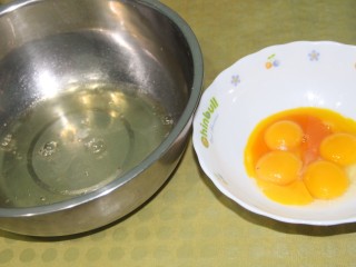 八寸戚风蛋糕,首先把鸡蛋的蛋黄和蛋白分开