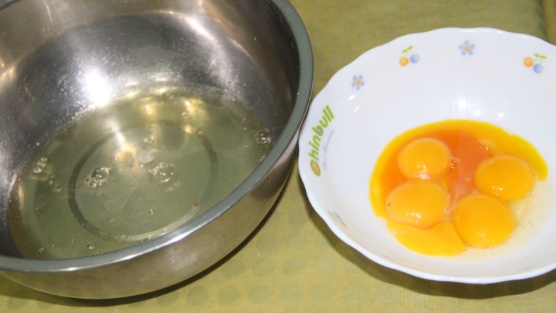 八寸戚风蛋糕,首先把鸡蛋的蛋黄和蛋白分开