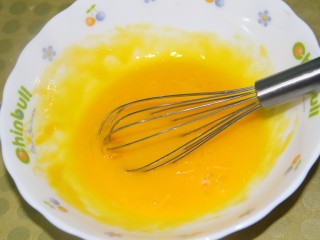八寸戚风蛋糕,蛋黄加入水和色拉油，然后搅拌均匀