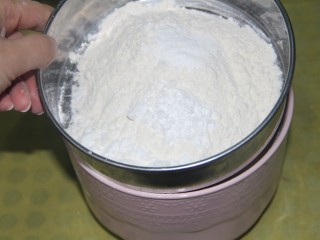 八寸戚风蛋糕,把低粉和玉米淀粉还有盐，过筛，筛到蛋黄液中