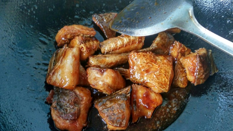 糖醋糍粑鱼,每一块鱼肉都沾上酱汁，可以出锅了。