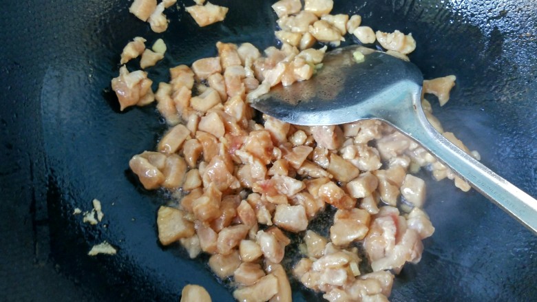 豌豆炒鸡丁,放入鸡丁炒熟盛出。