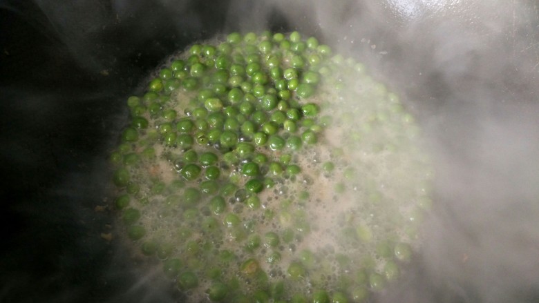 豌豆炒鸡丁,烧开，放盐，盖上锅盖煮一会。