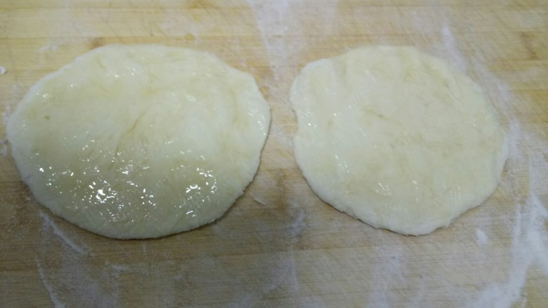 烙馍卷豆角,用刷子均匀的抹上食用油。