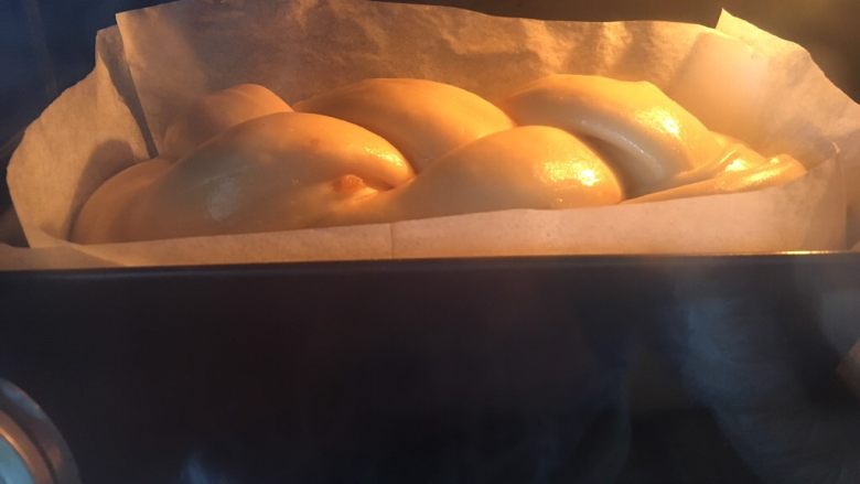 蛋黄牛奶辫子面包,烤箱预热170度，约30分钟