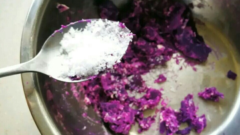 奶酪紫薯球,加上剩余的十克绵白糖，搅拌均匀。