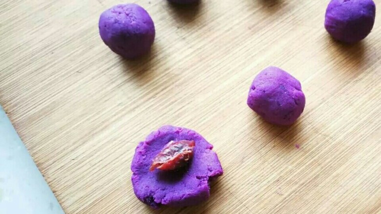 奶酪紫薯球,分成小份，滚圆压扁，里面包上<a style='color:red;display:inline-block;' href='/shicai/ 660'>蔓越莓</a>。