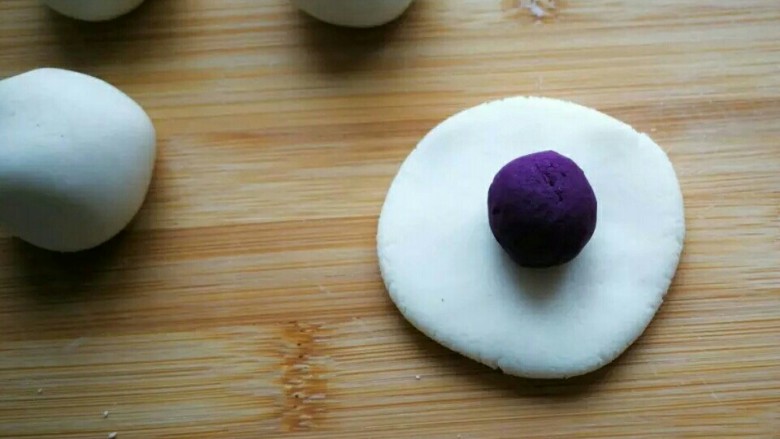 奶酪紫薯球,压扁，包上一颗紫薯馅儿。