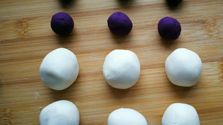 奶酪紫薯球,将面团滚圆。