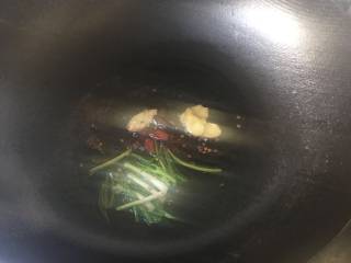 酱爆大葱鲈鱼片,起油锅，小火煸香葱姜辣椒；