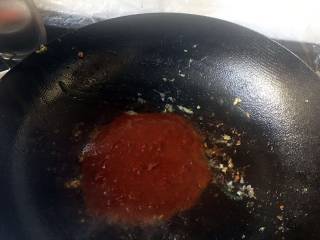 酱爆大葱鲈鱼片,油锅加入豆瓣酱，小火煸香，加少许清水；