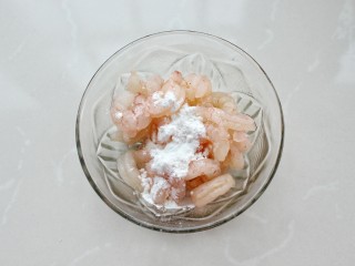 虾仁滑蛋,将虾仁放入碗中，调入少许盐、玉米淀粉和一汤匙食用油