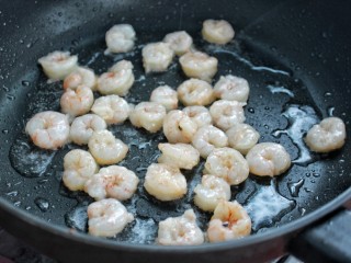 虾仁滑蛋,锅中放入两汤匙食用油，烧至三、四成热时放入腌制好的虾仁炒至变色
