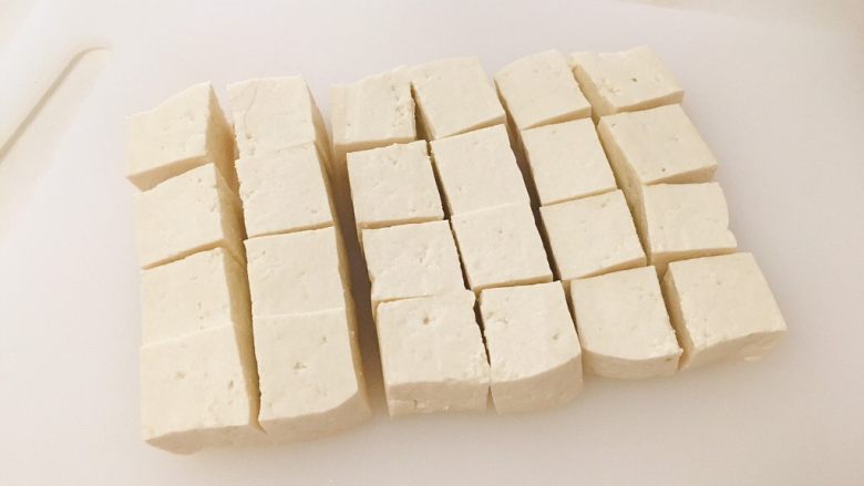 麻婆豆腐家常版,豆腐切约2cm的方块