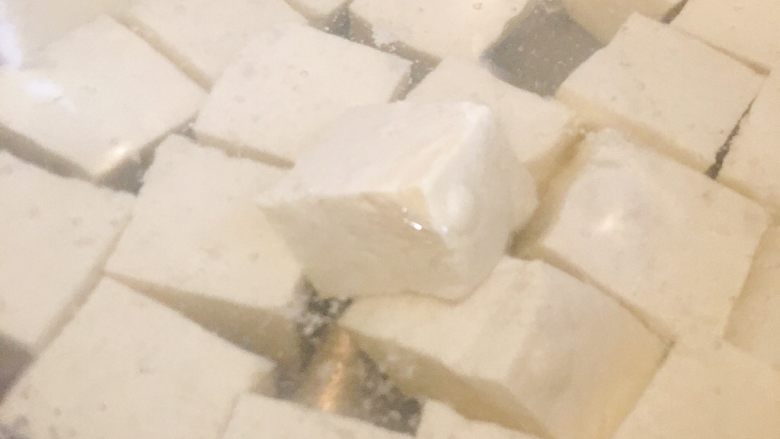 麻婆豆腐家常版,烧一锅水，待水烧开后，将豆腐块放入沸水中焯2-3分钟，放少许盐，这样能去除豆腥气，并让豆腐口感更嫩滑Q弹