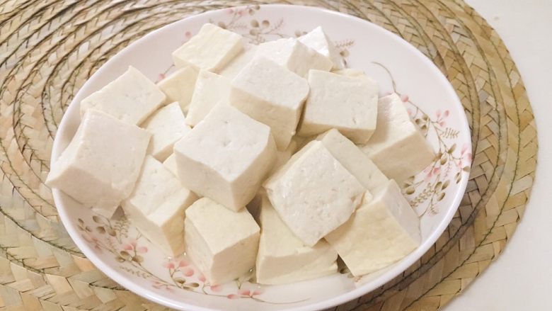 麻婆豆腐家常版,将豆腐块捞出沥干备用