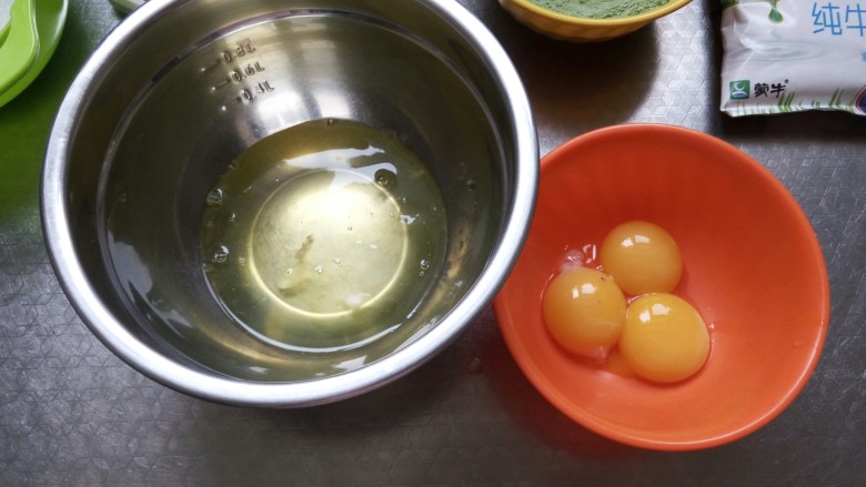 抹茶戚风蛋糕(后蛋法),将蛋白蛋黄分离 注意蛋白盆里保证无水无油无蛋黄 否则影响蛋白打发
