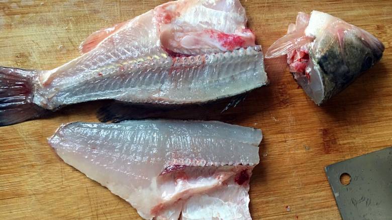 蒜苗萝卜鲈鱼汤,从鱼尾下刀，顺着鱼骨，切到鱼头；