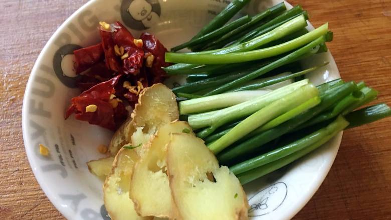 蒜苗萝卜鲈鱼汤,葱切段，姜切片，干辣椒少许切碎；