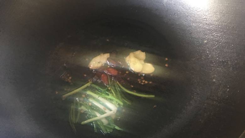 蒜苗萝卜鲈鱼汤, 油锅中下姜片，爆香；
