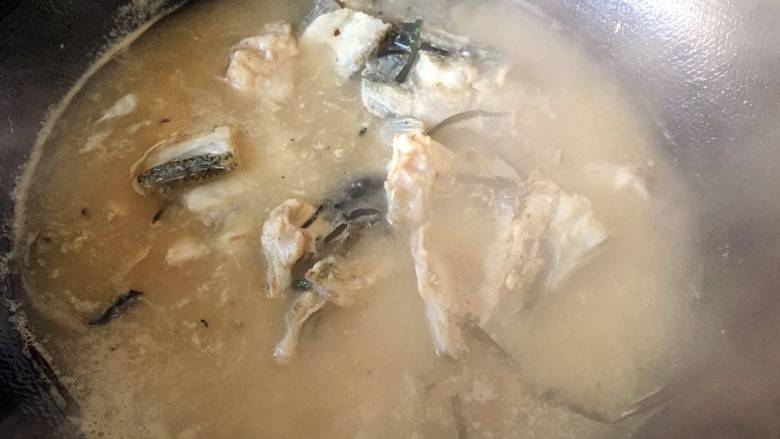 蒜苗萝卜鲈鱼汤,烧至汤汁变白，加入适量盐；