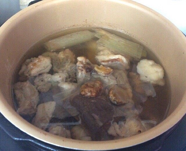 老陕羊肉汤揪片,煮好的羊肉汤和羊肉