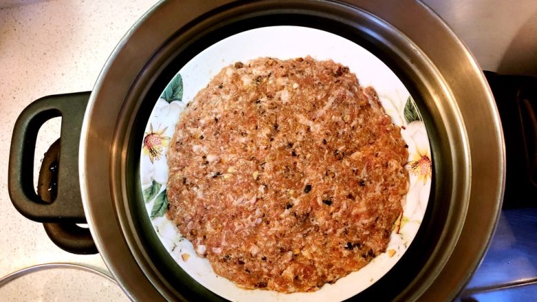香菇虾米蒸肉饼,装盘，均匀压薄一些，不要太厚