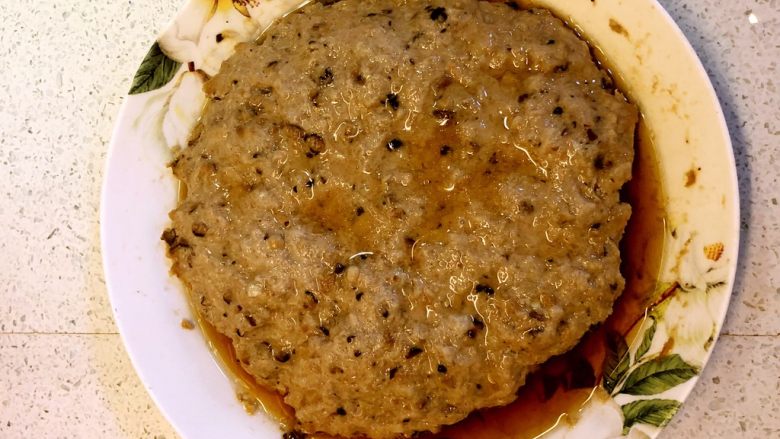 香菇虾米蒸肉饼,蒸好的肉饼，稍静置一下，让肉饼把汤汁吸回去。