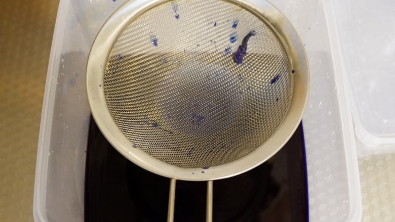 花式面点—豌豆荚馒头,用筛网沥出蓝色液体放凉室温在用