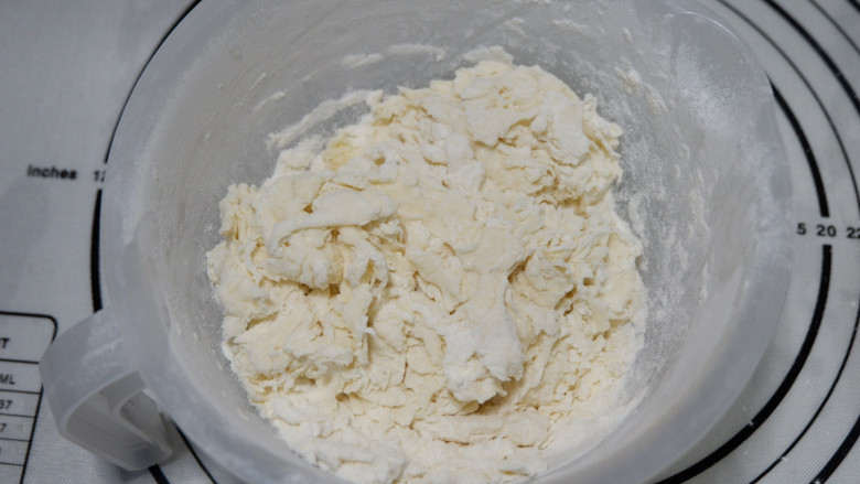 花式面点—豌豆荚馒头,白色面团：
酵母用温水化开，加入面粉，用筷子搅拌成棉絮
