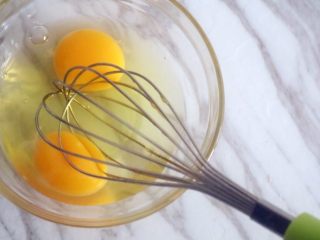 宝宝辅食之自创时蔬蒸蛋,将鸡蛋用搅拌棒打散