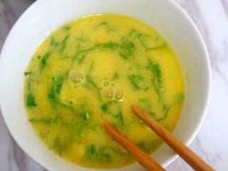 宝宝辅食之自创时蔬蒸蛋,用筷子搅拌均匀