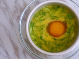 宝宝辅食之自创时蔬蒸蛋,我们在磕开一个鸡蛋直接打入搅拌好的液体中，勿搅拌