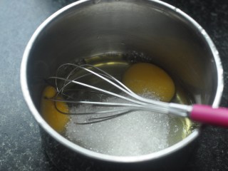 南瓜肉桂玛芬,鸡蛋磕入盆里，加入白糖