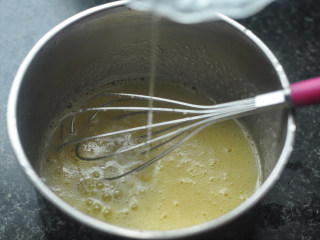 南瓜肉桂玛芬,加入清水（可以换成牛奶），搅拌均匀