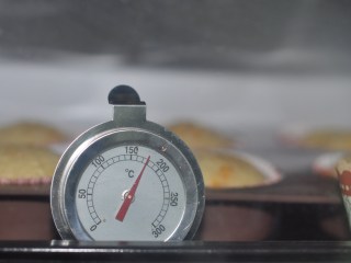 南瓜肉桂玛芬,烤箱预热到180度，蛋糕糊放入烤箱，180度，中层，25分钟