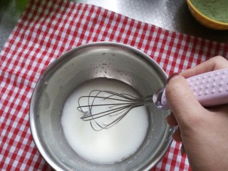 (后蛋法)抹茶戚风蛋糕,取一个空打蛋盆 将玉米油 牛奶 15克细砂糖搅拌均匀 要充分融合