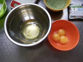 (后蛋法)抹茶戚风蛋糕,将蛋黄蛋白分离备用  注意蛋白盆里要无水无油无蛋黄 否则蛋白打发不起来