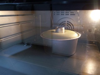 (后蛋法)抹茶戚风蛋糕,放入烤箱中下层 也就是倒数第二层 120度烤50分钟后转150度10分钟定型