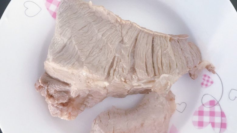 宝宝版 零添加猪肉松,煮熟的猪肉捞出沥干水分晾凉，准备手撕猪肉