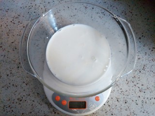 葡式蛋挞,准备电子秤，牛奶称重