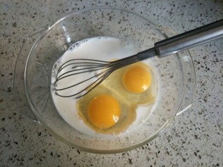 葡式蛋挞,打入两个鸡蛋，搅拌均匀