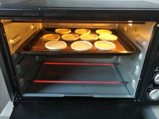 葡式蛋挞,烤箱可以从操作以前就开始预热，至少需要预热5分钟，送入烤箱中上层200度烤25分钟