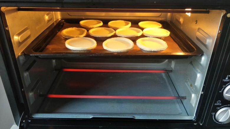葡式蛋挞,烤箱可以从操作以前就开始预热，至少需要预热5分钟，送入烤箱中上层200度烤25分钟