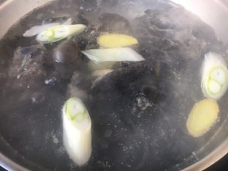 养生汤 淮山药大枣乌鸡汤,把清洗干净的乌鸡放在锅里，倒入大量的开水，放入葱和姜。