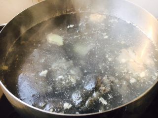 养生汤 淮山药大枣乌鸡汤,捞出乌鸡放在步骤8的开水锅里，把乌鸡清洗干净。
